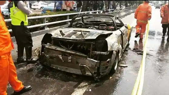 Foto - FOTO: Detik-detik Sebuah Toyota MR-S Terbakar di Tol Dalam Kota Jakarta (9 Foto)