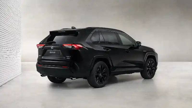Foto - Toyota Resmi Luncurkan Edisi Terbatas RAV 4 Black Edition, Apa Bedanya?