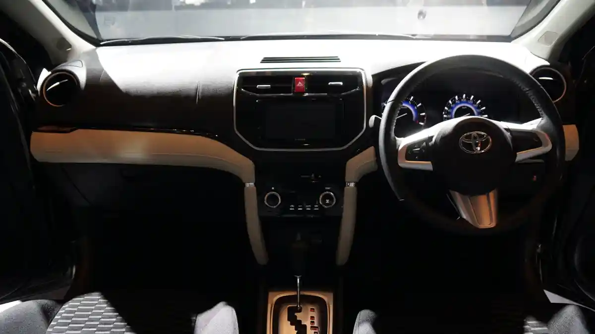 Foto - Komparasi Ertiga Suzuki Sport VS Toyota All New Rush