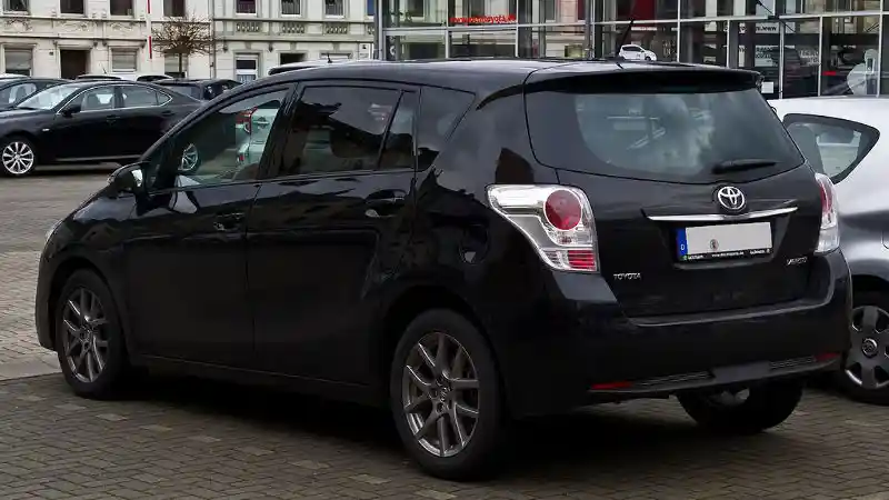 Foto - Beda Dengan di Indonesia, Toyota Harus Suntik Mati MPV-nya di Eropa