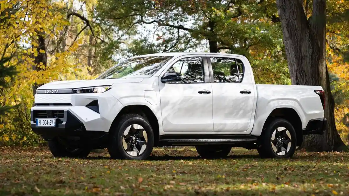 Foto - Toyota Hilux BEV Tetap Punya DNA Mobil Pekerja Keras