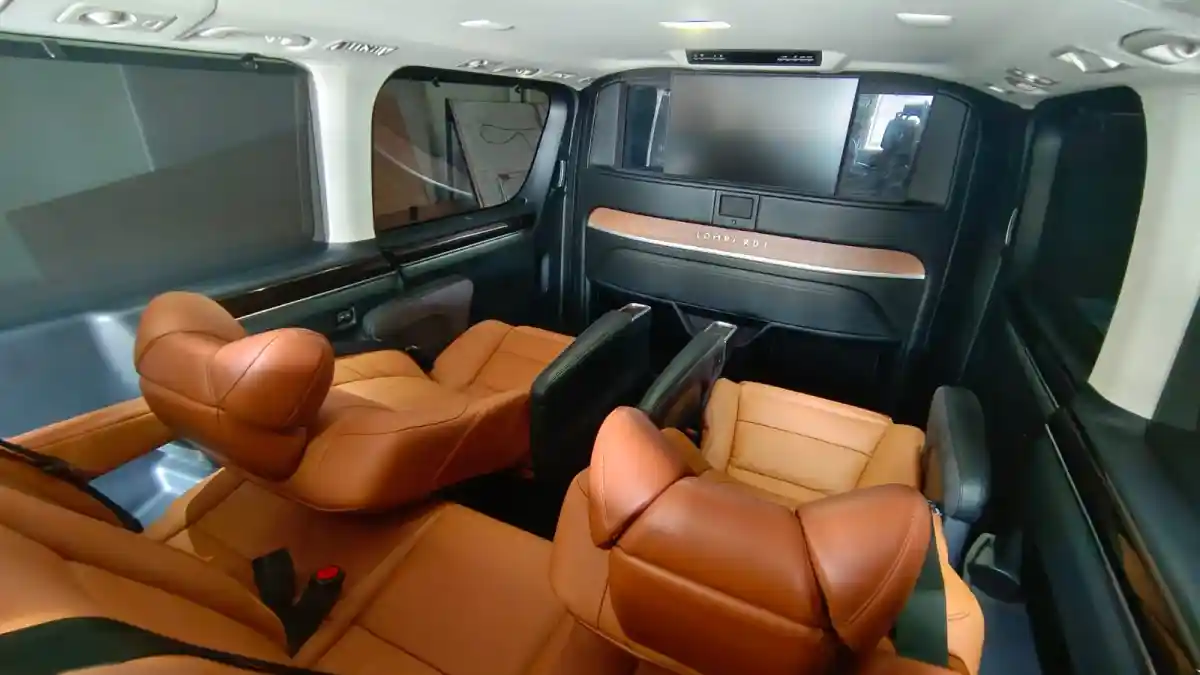 Foto - Toyota GranAce Makin Mewah Dengan Partisi dan TV 24 Inci