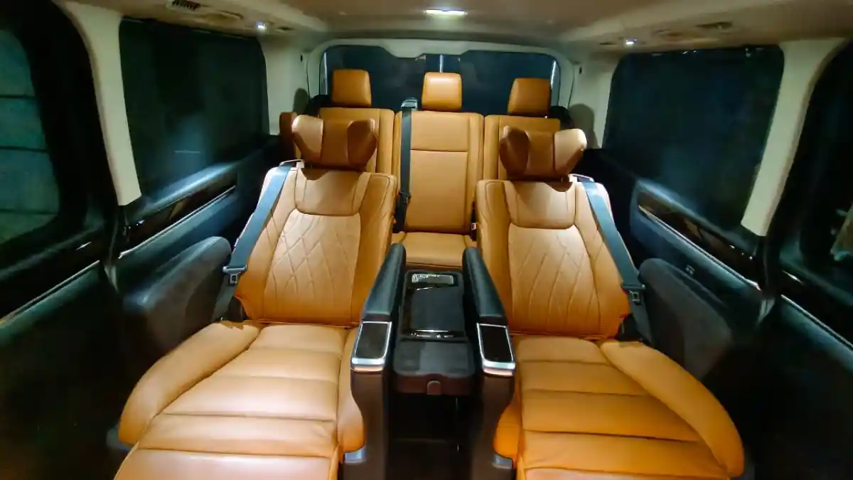 Foto - Toyota GranAce Makin Mewah Dengan Partisi dan TV 24 Inci