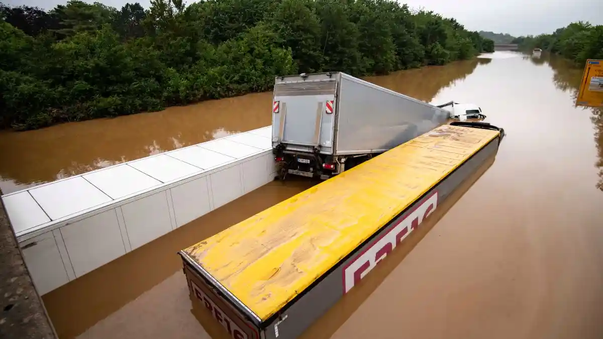 Foto - Banjir Bandang Di Jerman, Juga Menyapu Truk Dan Bus Besar