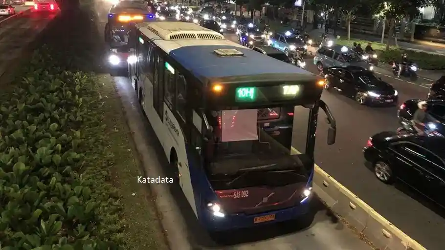 Berita - TransJakarta Beroperasi Sampai Tengah Malam Hari Ini 