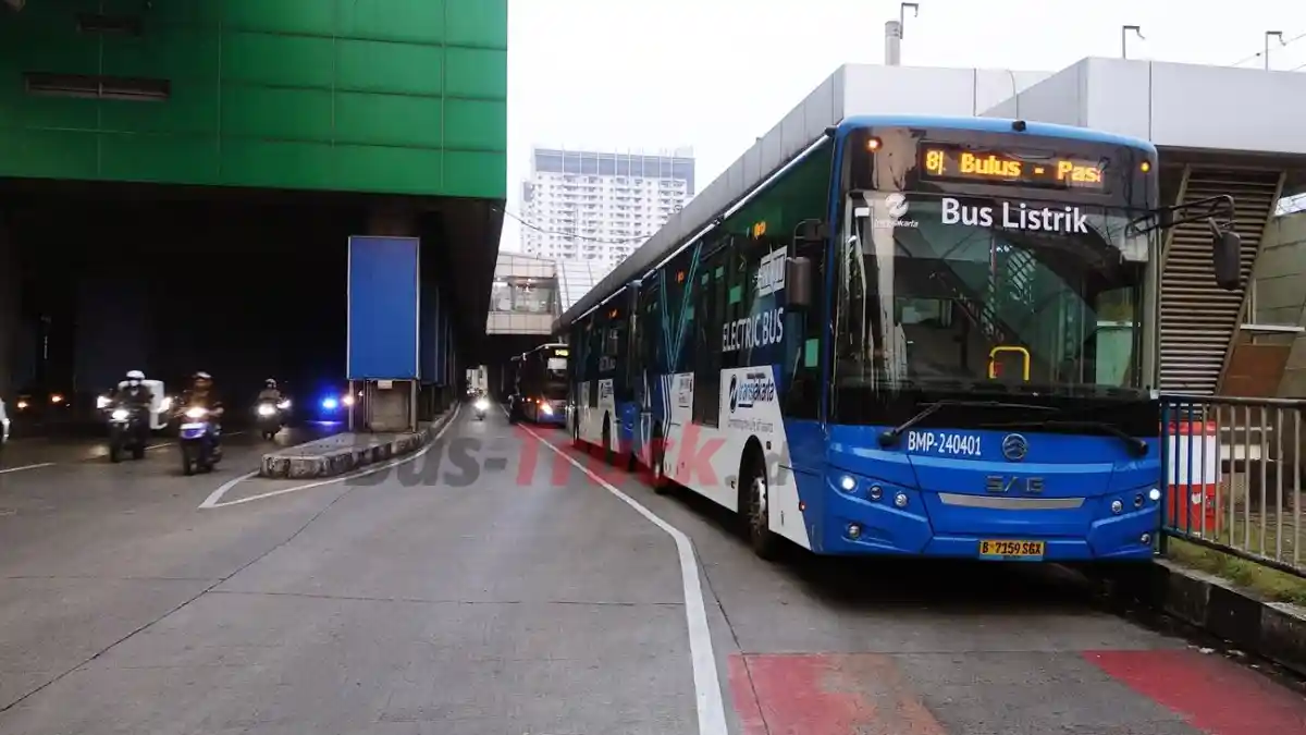 Foto - Transjakarta Tunda Kenaikan Tarif, Karena Kondisi Ekonomi Belum Kondusif