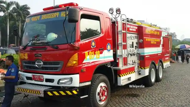 Truk - Haruskah Kendaraan Pemadam Kebakaran Berwarna Merah? 