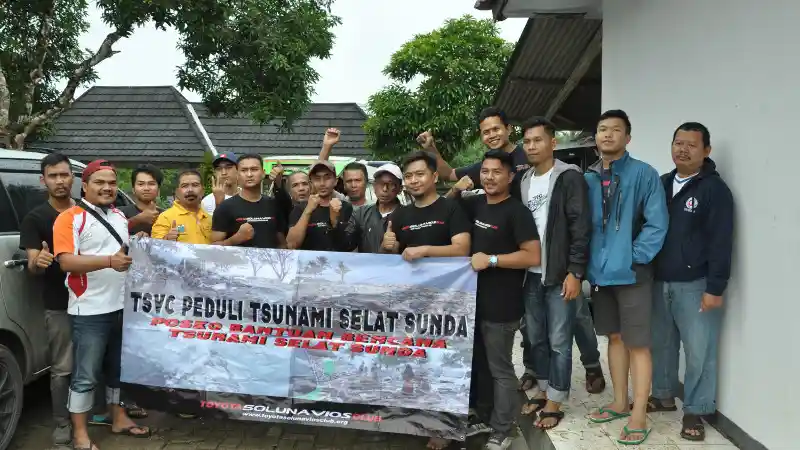 Foto - Gerak Cepat Toyota Soluna Vios Club Bantu Korban Tsunami Banten