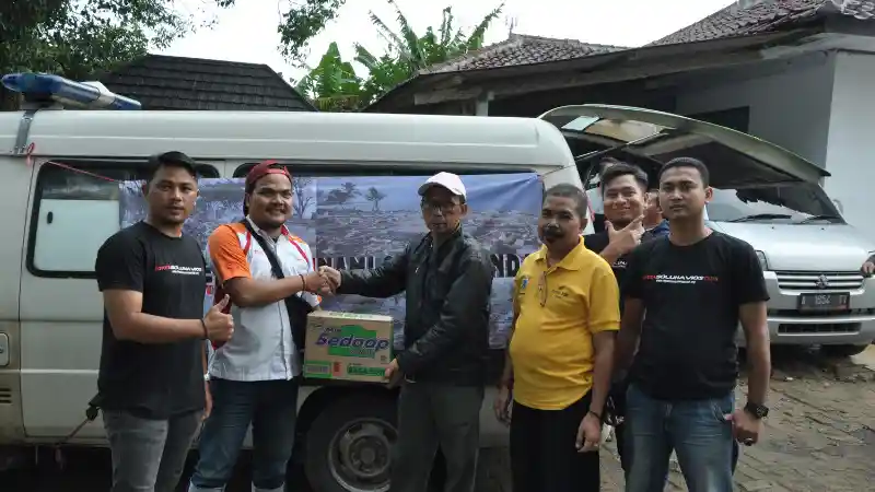 Foto - Gerak Cepat Toyota Soluna Vios Club Bantu Korban Tsunami Banten
