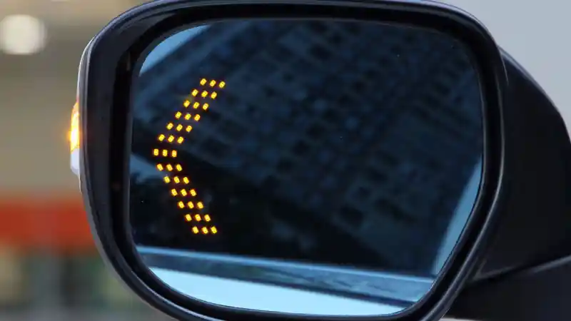 Berita - Aman Dan Praktis, Pasang Lampu Sein di Cermin Spion