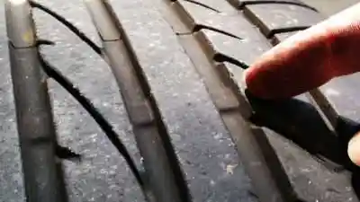 Foto - Demi Keselamatan Saat Hujan, Perhatikan Kondisi Ban.