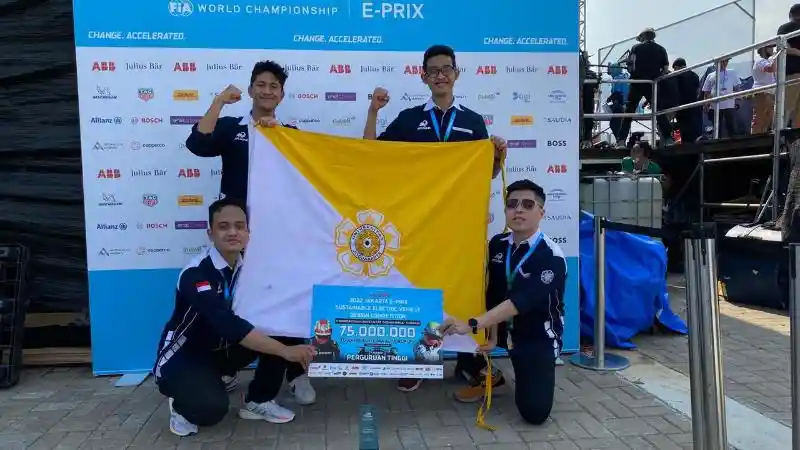 Foto - Tim Arjuna UGM Sabet Juara Pertama Desain Mobil Listrik di Kompetisi Jakarta E-Prix 2022 