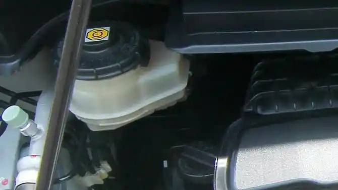 Tips - Pantau Kondisi Minyak Rem, Perjalanan Jadi Selamat