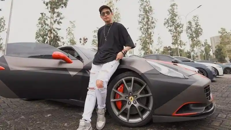 Berita - Mobil Ferrari F149 California Indra Kenz Resmi Ditahan Bareskrim Polri