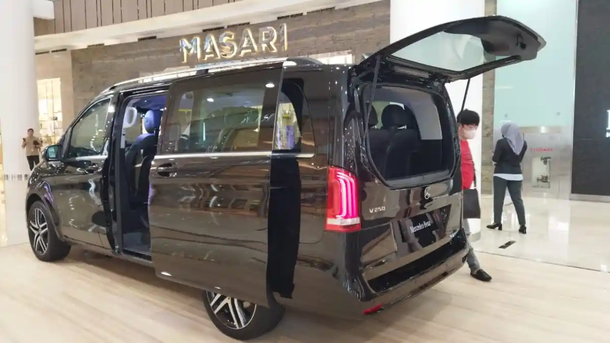 Foto - Diam-Diam Mercedes-Benz V250 Avantgarde Line Ada Sentuhan Lombardi
