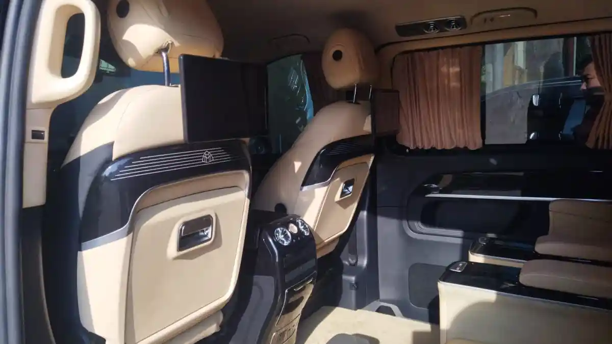 Foto - Mercedes-Benz V260 XLWB Termewah Dari Jakarta?