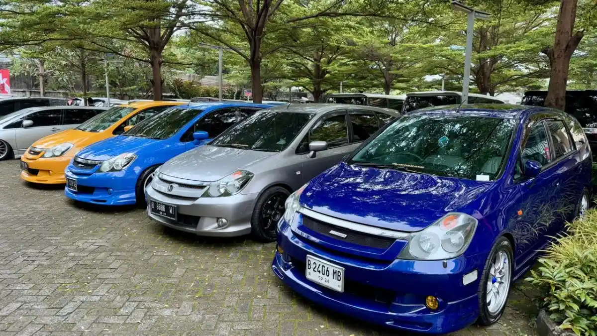 Foto - Ulangtahun Pecinta Van Ini Dihadiri Ratusan Mobil, Ada Give Away Sebuah Van