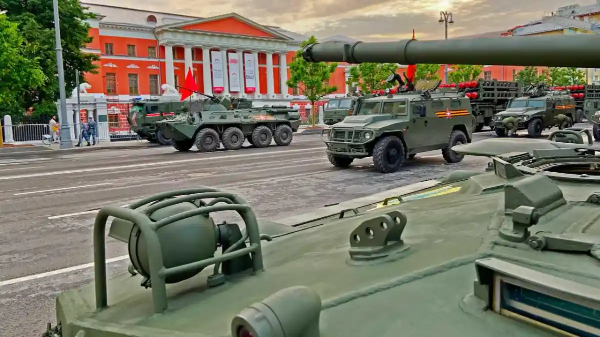 Berita - Jajaran Truk Militer Rusia Jadi Daya Tarik VE Day Di Moscow