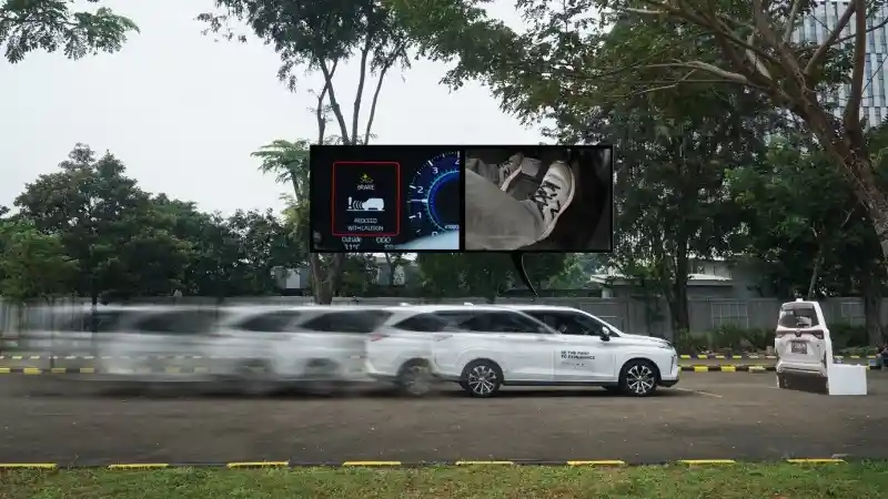 Foto - Berkeliling Kota Jakarta Mengandalkan Fitur TSS Dari All New Veloz