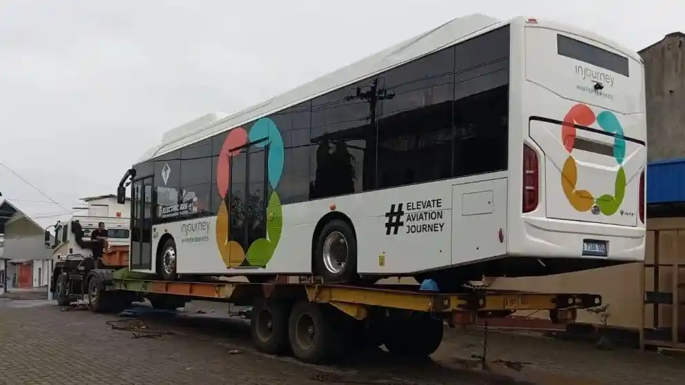 Berita - Bus Listrik Mengaspal Di Bandara Soetta 