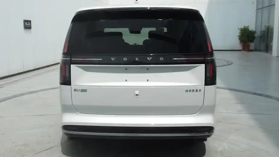 Foto - Volvo Rilis MPV Nyetrum Penantang Alphard