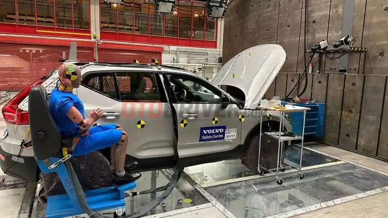 Foto - Volvo Hancurkan Mobil 300 kali Setahun Demi Safety