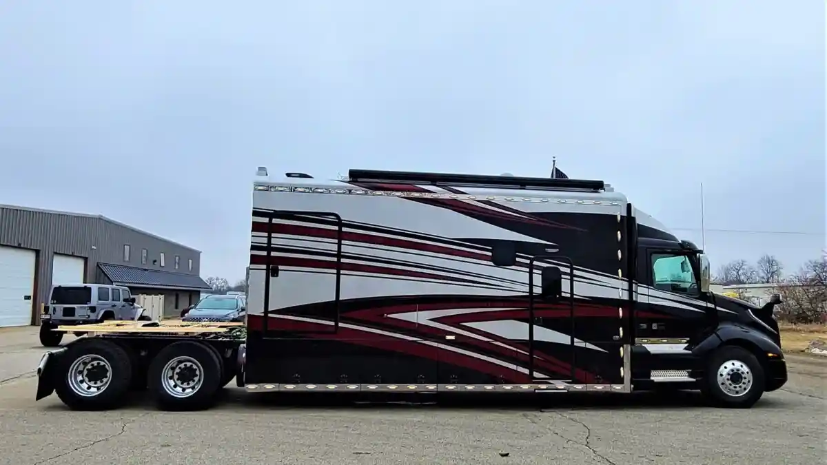 Foto - Modifikasi Truk Volvo VNL 860 Jadi Apartemen Mewah Berjalan