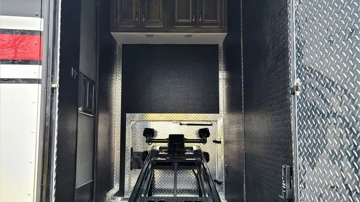 Foto - Modifikasi Truk Volvo VNL 860 Jadi Apartemen Mewah Berjalan