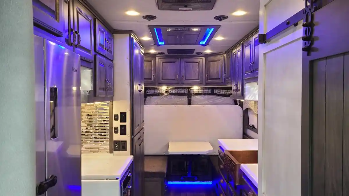 Foto - Modifikasi Truk Volvo VNL 860 Jadi Apartemen Mewah Berjalan