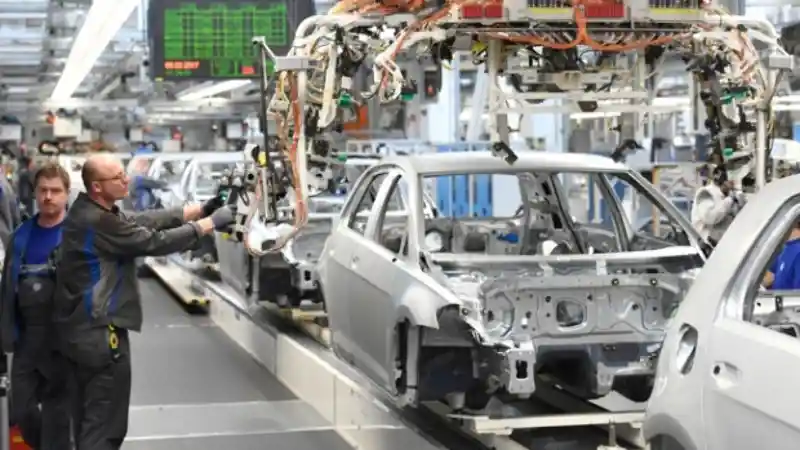 Foto - Dampak Invasi Rusia Ke Ukraina, Harga Mobil Diprediksi Bakal Naik