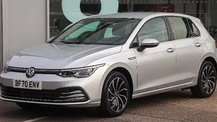 Foto - VW Golf Ulang Tahun Yang Ke 50. Sosok Mobil Eropa Tersukses