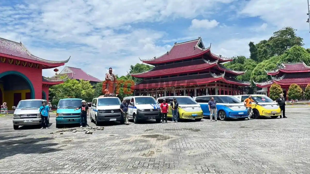 Foto - Road Trip Bareng Rainer Zietlow, Penjelajah Dunia Dengan VW ID. BUZZ Dari Jakarta ke Surabaya