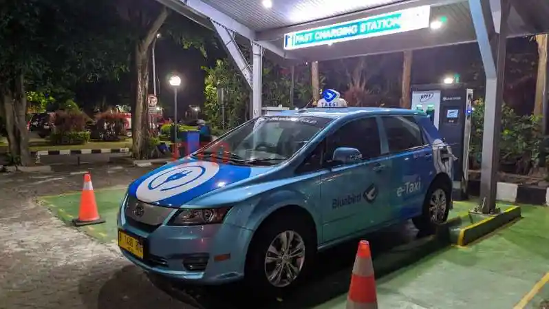 Foto - Gojek Berencana Akuisisi Blue Bird