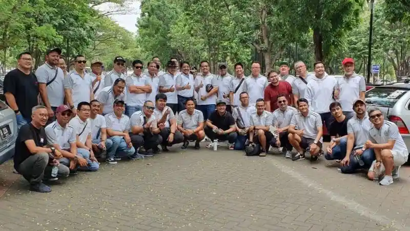 Foto - Puluhan Mercedes-Benz Station Wagon Banjiri Jakarta