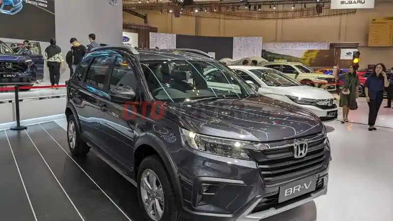 Foto - Deretan Mobil Yang Meluncur Di IIMS 2024