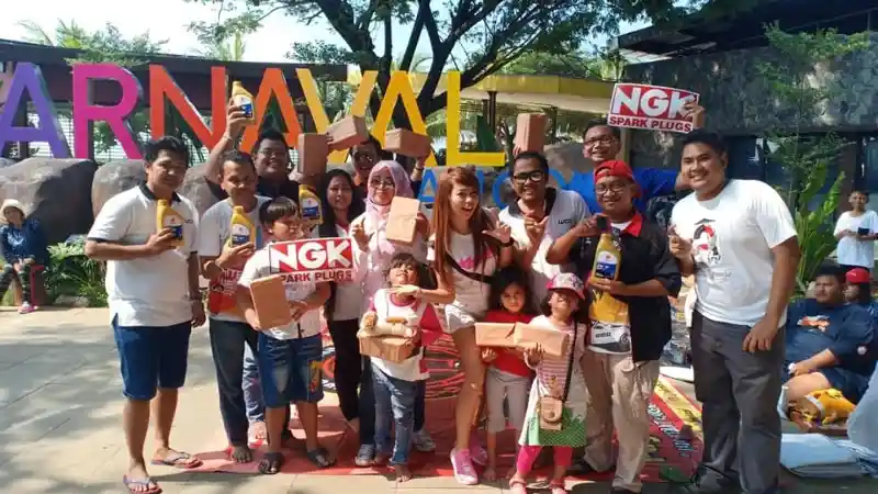 Foto - White Car Community Chapter Bekasi Kompak Sekeluarga Besar di Ancol