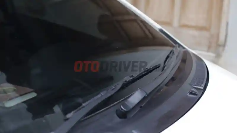 Foto - Isi Libur Akhir Pekan dengan Membersihkan Kawannya Wiper