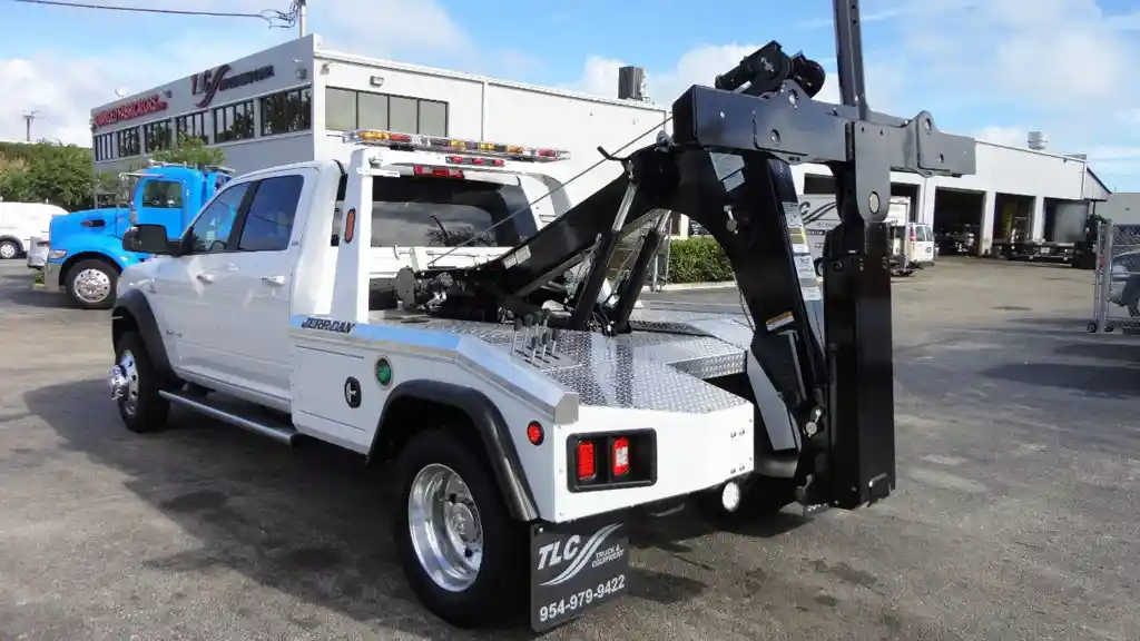 Berita - Truk Derek Hadir Karena Tuntutan Perang