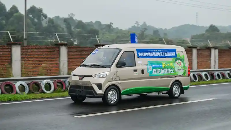 Foto - Wuling Punya Van Bermesin Listrik, Jauh Lebih Mahal dari Gran Max