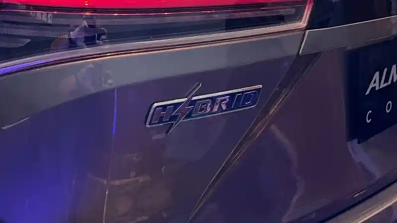 Foto - Wuling Almaz Concept Hybrid Jadi Bintang Pameran IEMS 2022, Apa Bedanya?