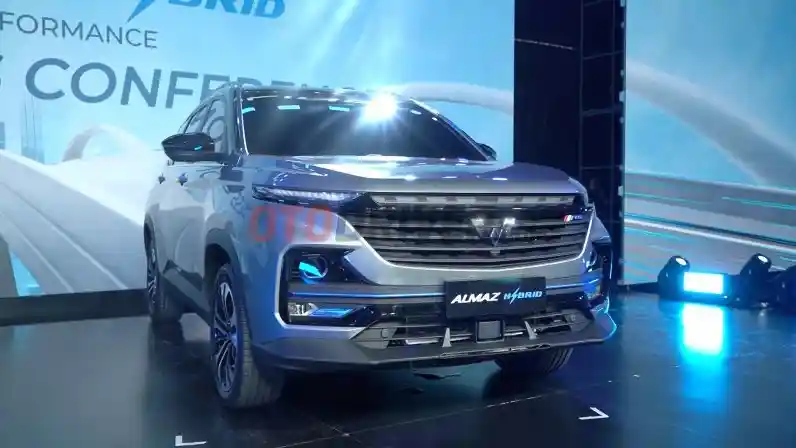 Foto - Toyota Keluarkan Innova Zenix, Penjualan Mobil Hybrid Malah Turun