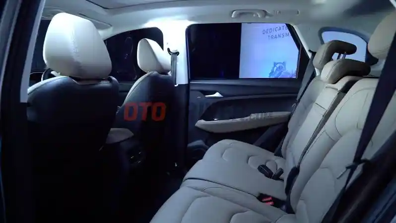 Foto - Tes Lengkap: Wuling Almaz Hybrid 2022