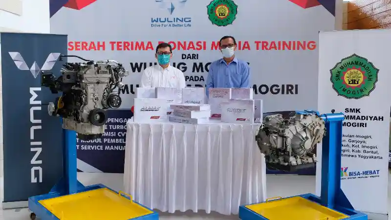 Foto - Wuling Berikan Unit Almaz Untuk Jadikan Bahan Praktek Di Sebuah SMK