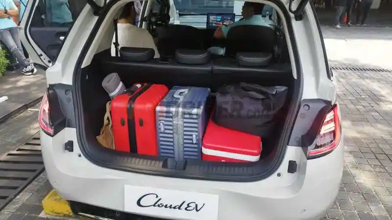 Foto - Setahun Wuling Cloud EV, Pelopor Sofa Di Kabin