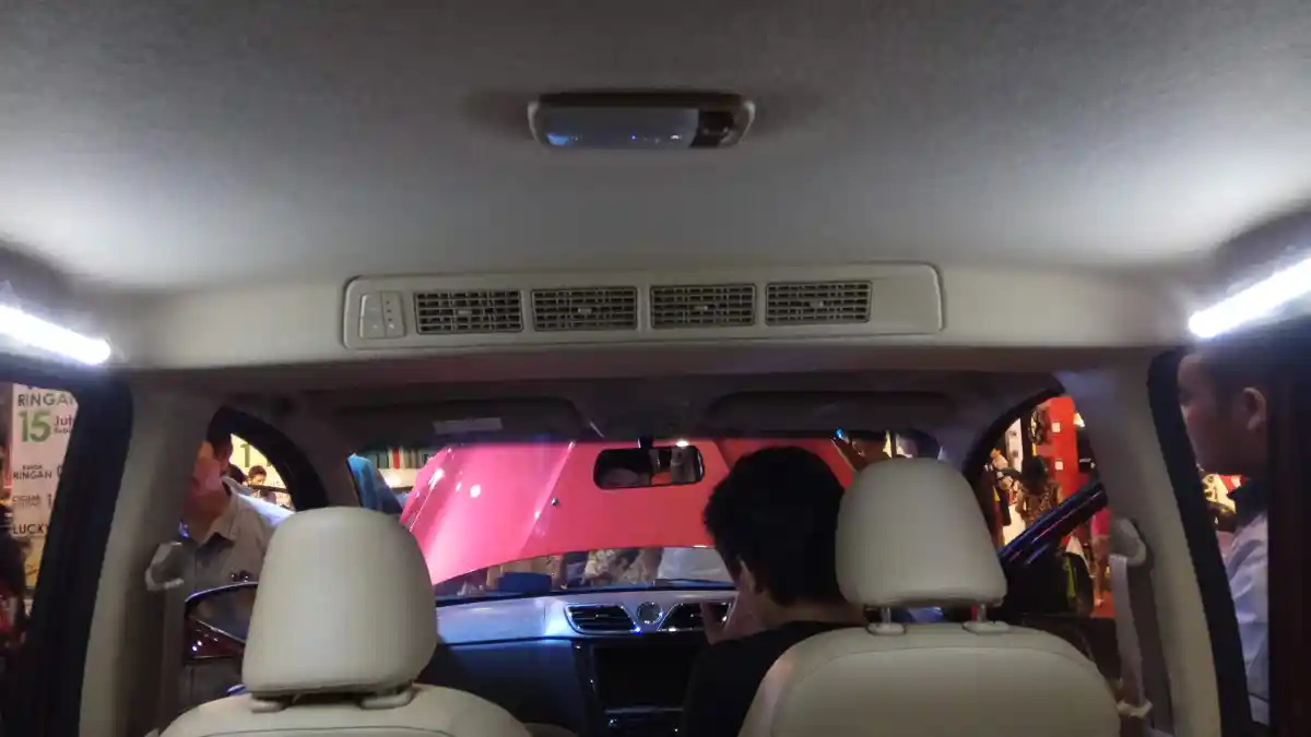 Tips - Cara Mengusir Bau Lembab Pada Ruang Kabin Mobil Anda