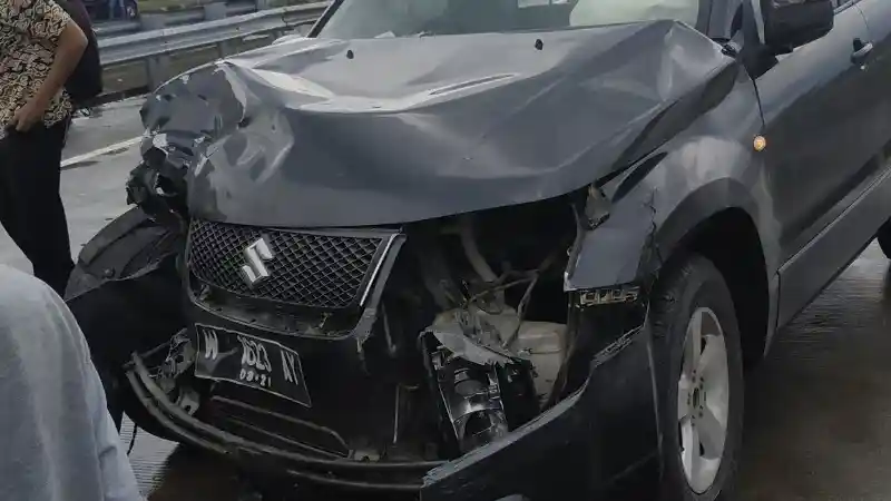 Foto - Wuling Confero Terguling di Tol, Ini Kata Pakar