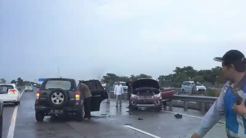 Foto - Wuling Confero Terguling di Tol, Ini Kata Pakar