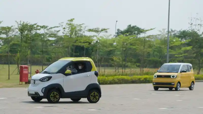 Foto - Tiga Menteri Jokowi Kunjungi Wuling. Kode Keras Era Mobil Listrik Indonesia