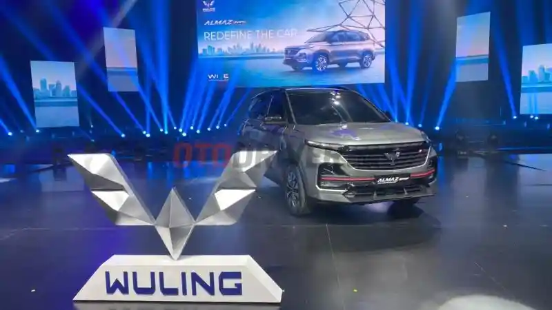 Foto - Wuling Perkenalkan Logo Baru, Almaz RS Pengguna Pertamanya