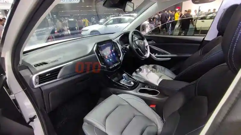 Foto - Wuling Almaz RS Pro Hybrid Jadi Mobil C-Segmen Hybrid Paling Ramah Di Kantong